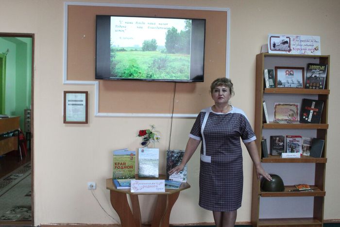 Руководитель клубного формирования О.И. Иванова читает стихи о малой родине
