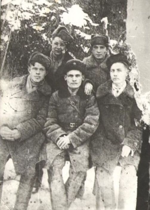Военное фото в окопе. Голощапов М.К. с товарищами