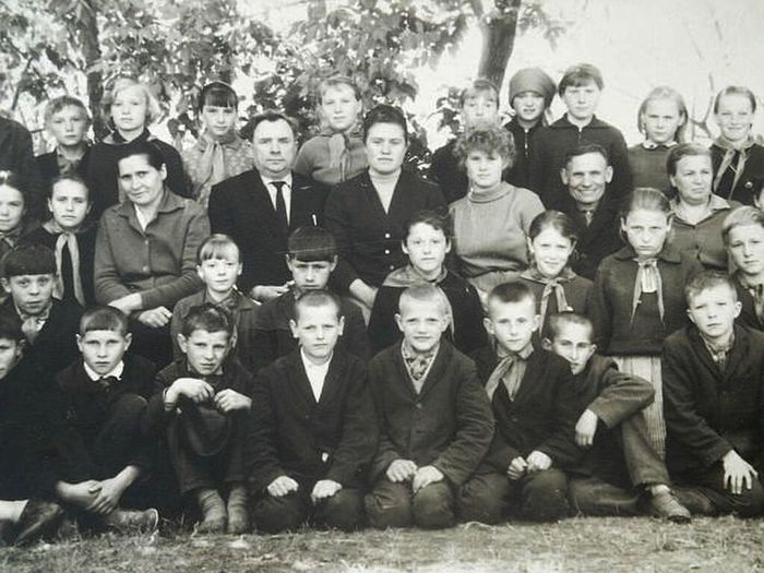 Голощапов Митрофан Кузьмич с коллегами и учениками Расховецкой школы (второй справа, второй ряд)