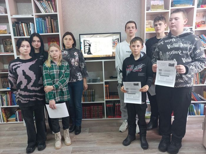 Участники Часа профориентации в Кирилловской библиотеке