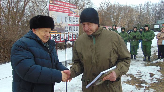 Глава администрации Н. Т. Петров вручает участникам боевых действий книгу о родном сельсовете