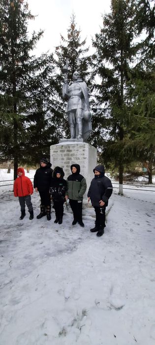 Жители села села Кшень у памятника