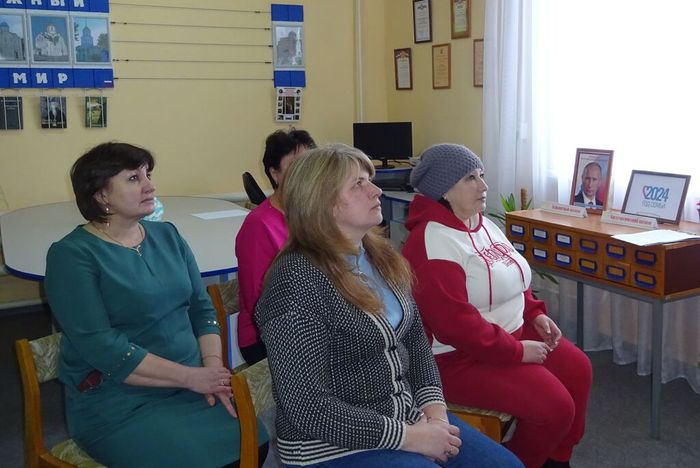 Участники встречи в Петрово – Карцевской сельской библиотеке