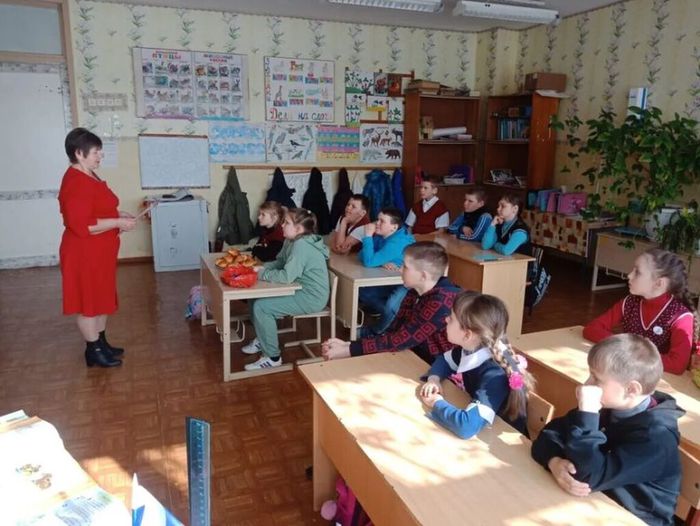 Заведующая библиотекой Н.И. Зайцева рассказывает детям о традициях праздника
