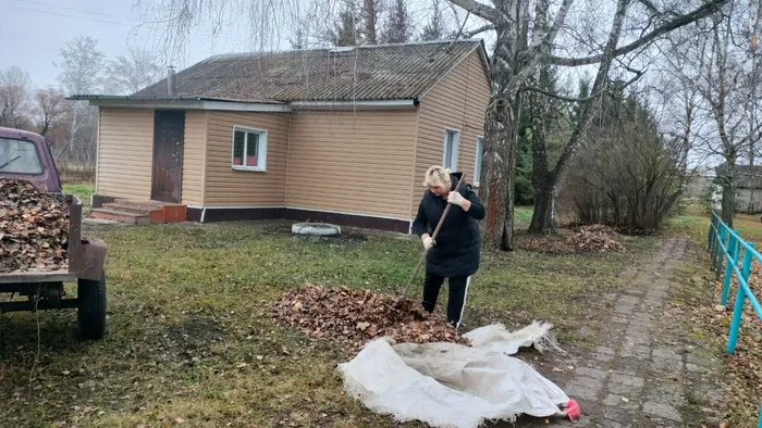 Зав. Нижнеграйворонской библиотекой убирает возле здания