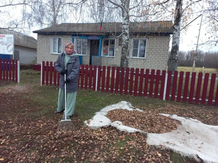 Зав. Кирилловской библиотекой убирает территорию