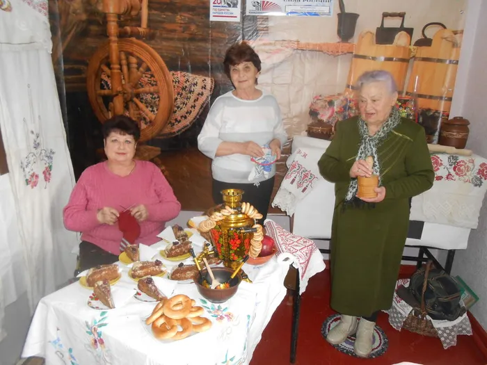 Гости в интерьере мероприятия