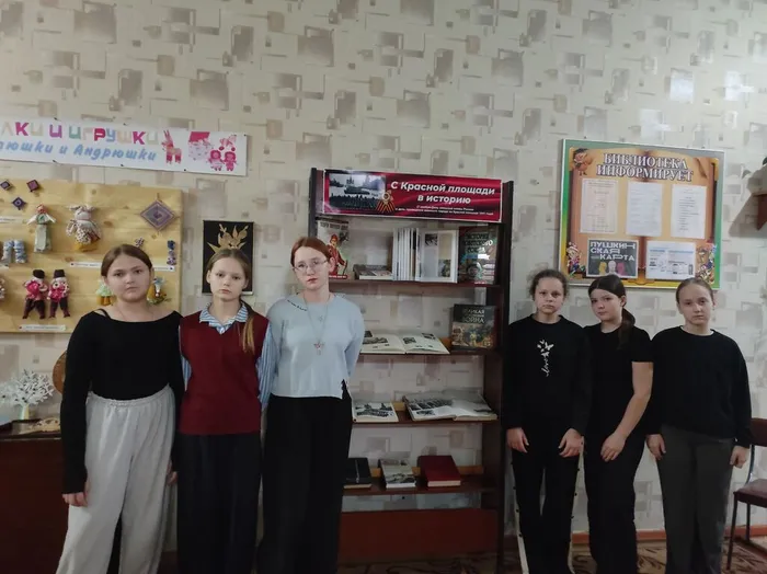 У книжной выставки о военном Параде 7 ноября 1941 г.