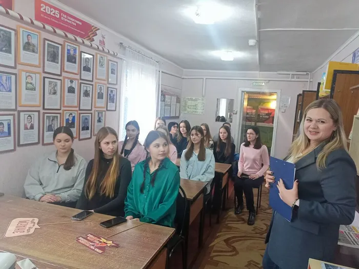 Участники мероприятия и очаровательная Ведущая