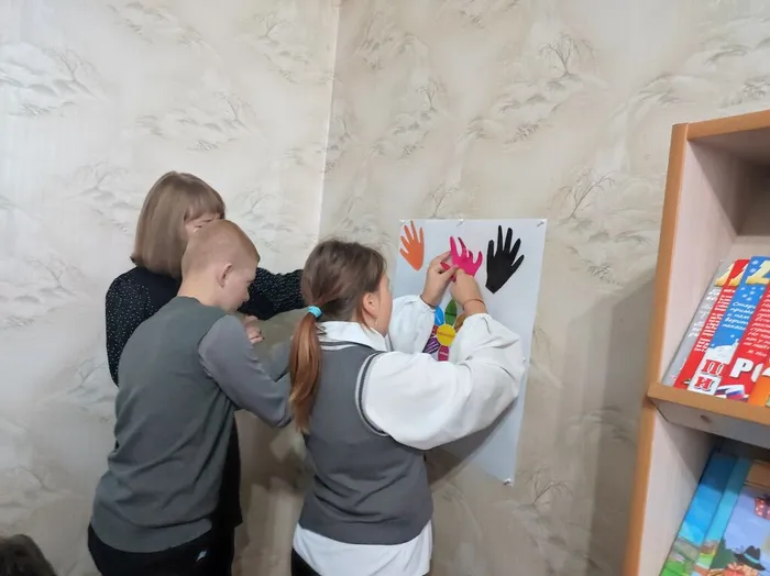 Готовим цветные ладошки как символ даты