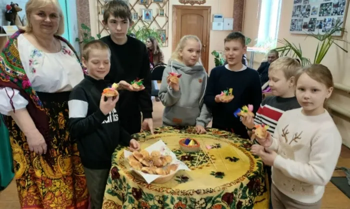 Участники мероприятия с зав.библиотекой Л.К. Ишковой