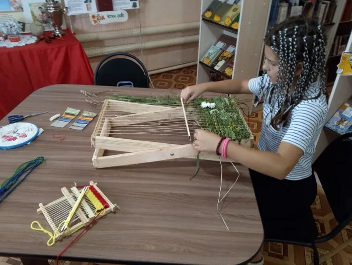 За плетением цветочного ковра