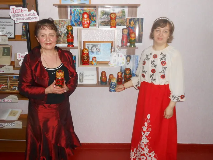 Фото у чудесной коллекции матрёшек