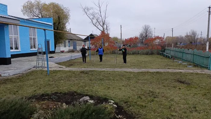 Участники субботника у Верхнерагозецкого ДК