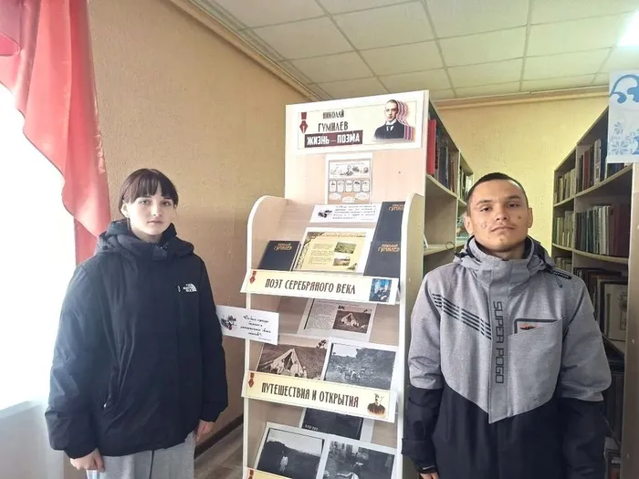 У книжной экспозиции по творчеству