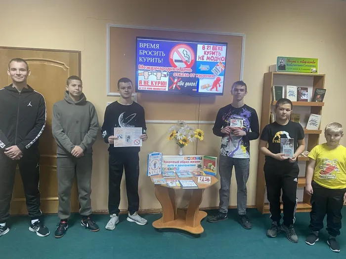 Ребята с изданиями о здоровом образе жизни