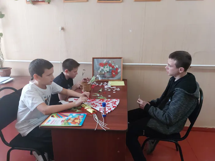 Мальчики тоже решили порадовать мам