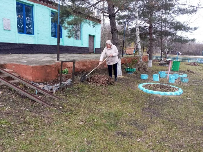 Субботник у Верхнеапоченской сельской библиотеки