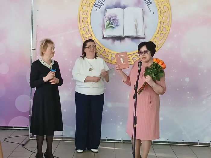 Ведущие мероприятия с поэтессой Ниной Александровной Ивахненко (слева)
