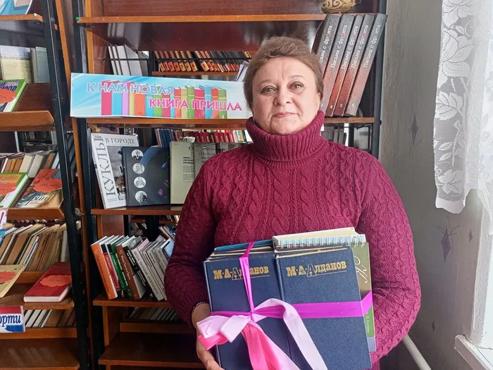 Заведующая Краснодолинской библиотекой Елена Александровна Агаркова с книжным подарком