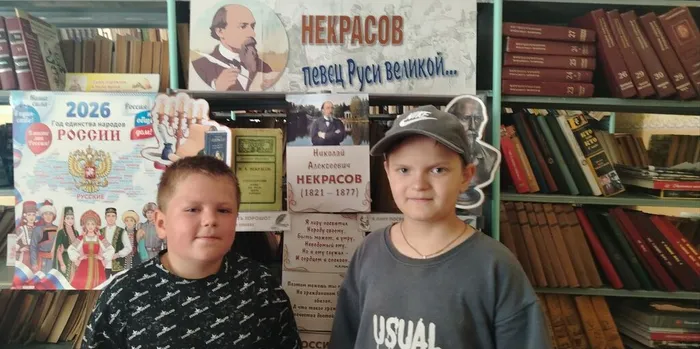 Юные книголюбы у книжной выставки