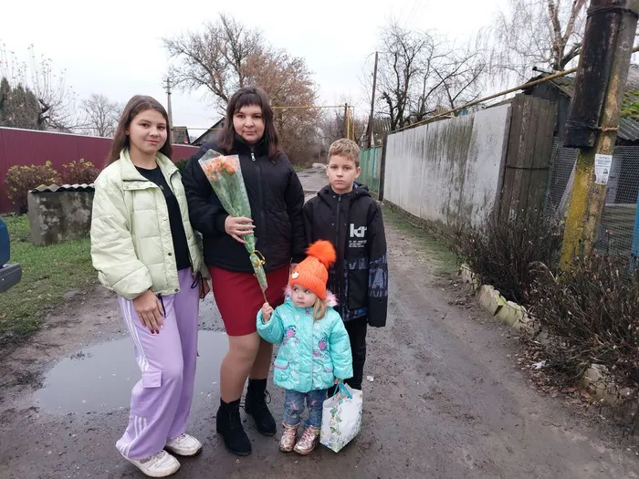 Участники акции-поздравления маме