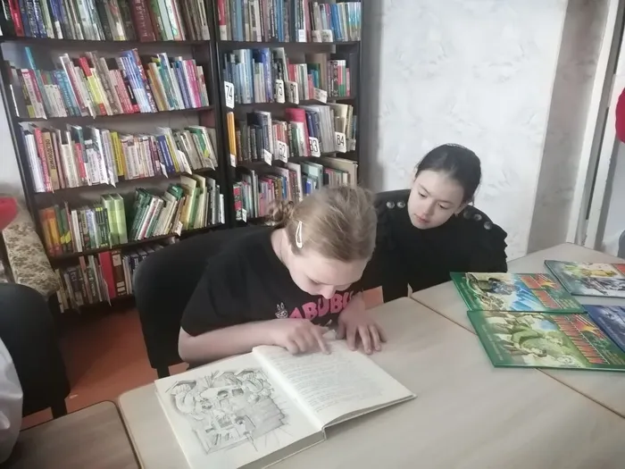 Участники встречи читают вслух