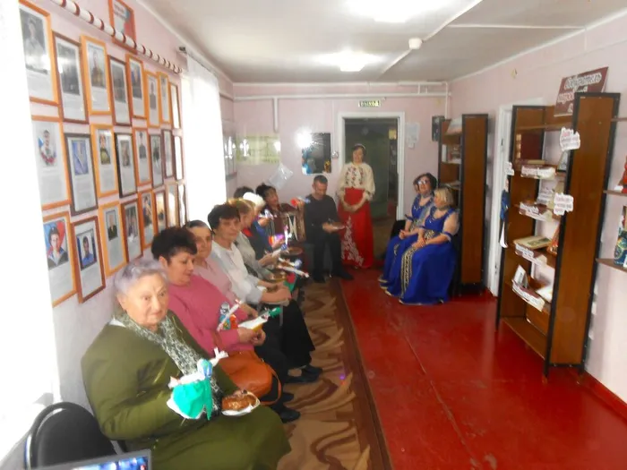 Гости встречи с куколками-подарками