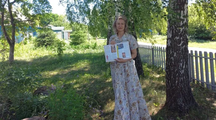 Заведующая библиотекой Марина Солодилова с повестью о Петре и Февронии Муромских