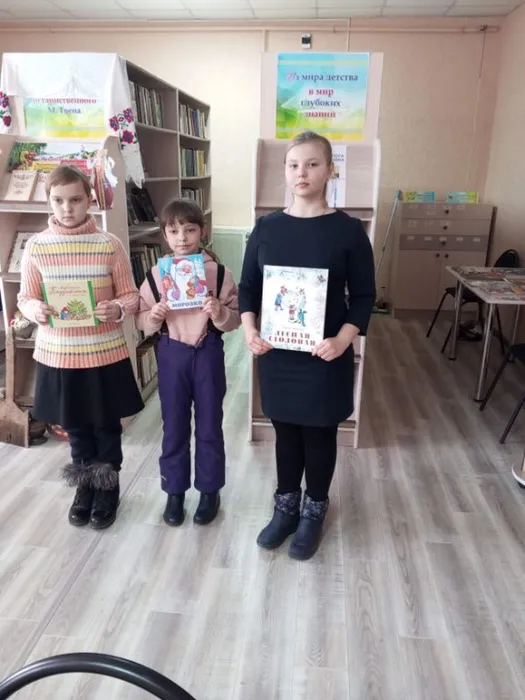 Участники встречи в Верхнеапоченской библиотеке