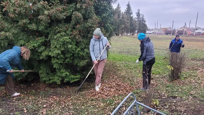 Участники субботника у Заводского ДК