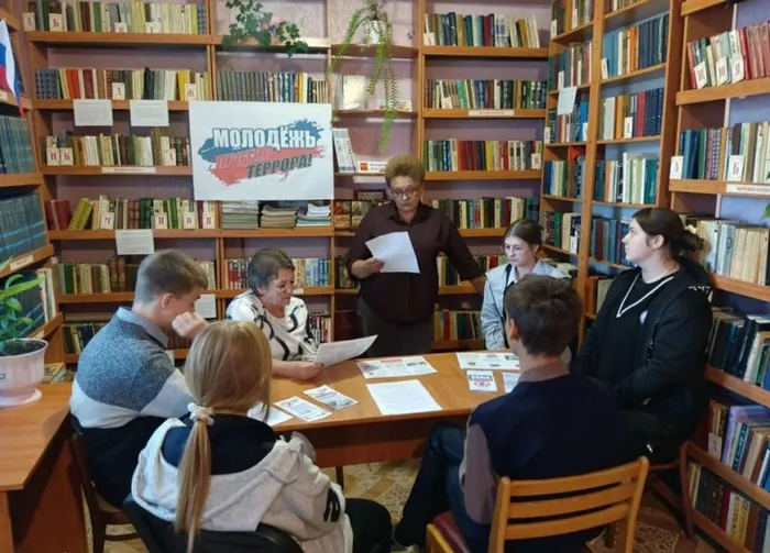 Участники антитеррористической беседы в Краснодолинской библиотеке