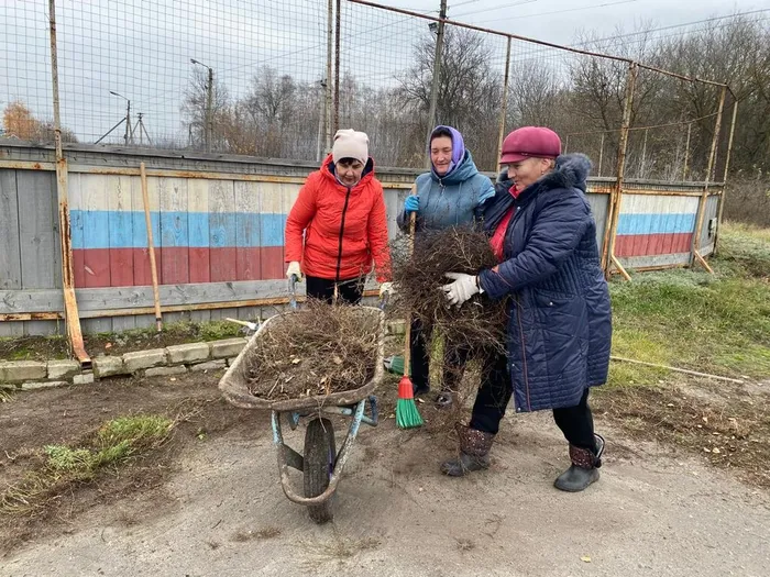 Участники субботника у Волжанского ДК