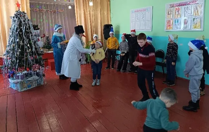 Радуемся и играем вместе с работниками Петрово-карцевской библиотеки и Дома культуры