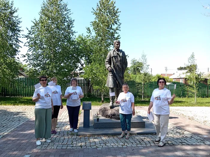 У знакового памятника в поселке Кшенском