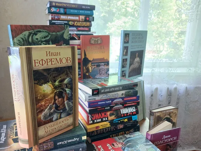 Экземпляры книг из домашней библиотеки Е. Н. Сафроновой