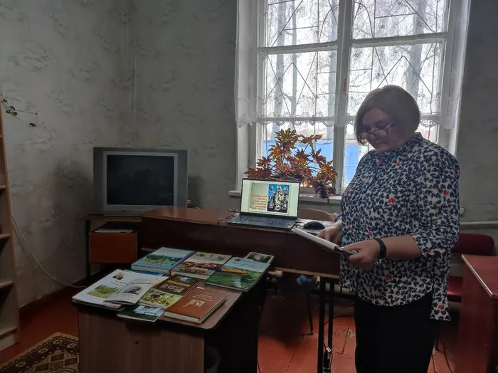 Зав.детским отделом О.Д. Репринцева у импровизироанной книжной выставки