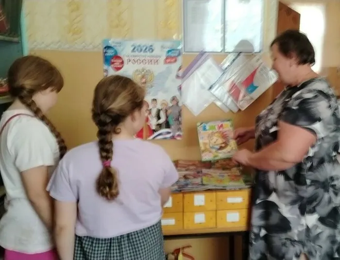 Радушный библиотекарь предлагает почитать