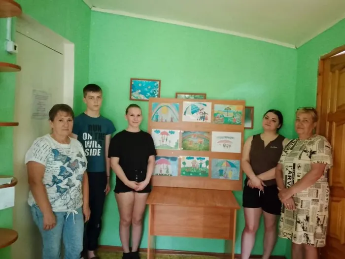 Участники мероприятия у выставки детских рисунков