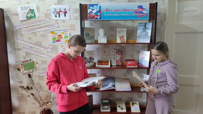 Книжная выставка о легендарном параде в Москве